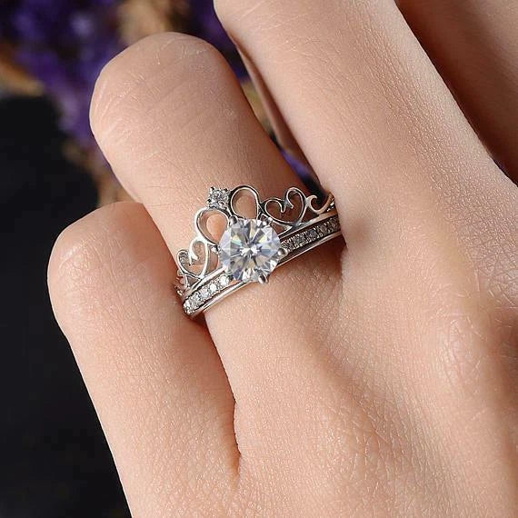 The Queen's Solitaire | 2 CT Moissanite with Crown Guard
